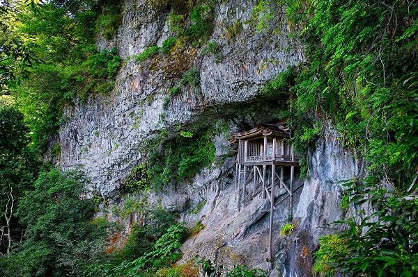 Do you know Nageire-do in Japan?? It’s an old temple at the edge of  the cliff jab.tokyo/?p=1931 
#japan