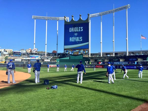 Royals's tweet photo. #Royals #ALCS warm-ups underway. #TakeTheCrown http://t.co/R0C69QhKUL