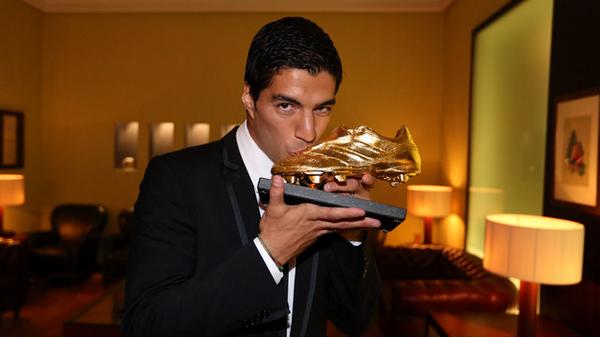 FCBarcelona_es's tweet photo. Luis Suárez ya tiene su Bota de Oro http://t.co/KgT2P8ciPH http://t.co/F3cLm9qFOb
