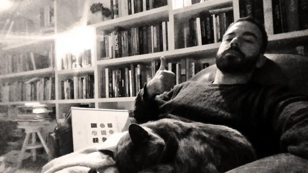 fragmentaire's tweet image. Mon chat, mon rhume et moi sommes au maximum. #PouceEnLair