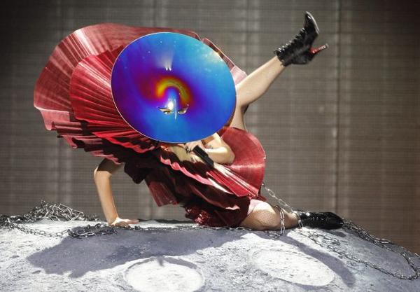 HausOfBitchs's tweet photo. Lady Gaga 41% 
Robbie Williams 40%
Little Monsters it's the time to vote ---> http://t.co/6FFrKmC6xD http://t.co/EWaI9KqGbK