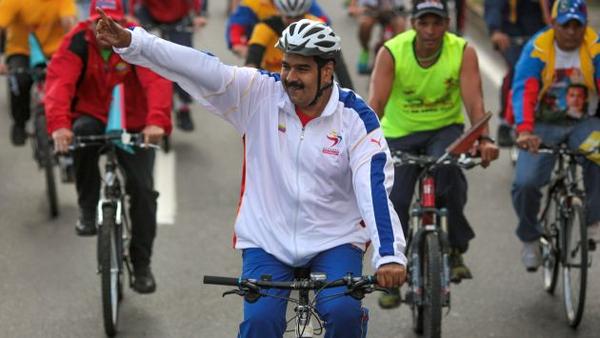 DolarToday's tweet photo. ENCUESTA: ¿Con que celebrarás la caída de @NicolasMaduro? A) Champagne B) Whisky C) Cerveza D) Todas las anteriores http://t.co/mDVIzI6hs2