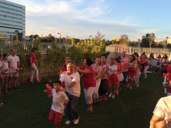 CasaRonaldVLC's tweet photo. Bailar es divertido, pero si lo hacemos juntos resulta increíble #forRHMC #casaronaldvalencia http://t.co/AGkCCrCRIU