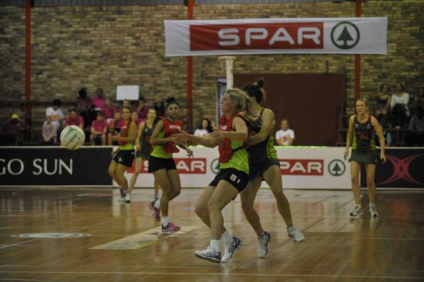 Netball_SA's tweet photo. Tight defence on Captain @MarykaHoltz, no one could stop her tonight #SparNetballSeries #FAST5 http://t.co/qxv82r8vfJ