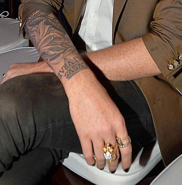 InLoveWithADAM2's tweet photo. @leemosencasa Hell Yeah I can c them all n each time I c them they remind me of u #MasterBitch XD http://t.co/OxXh9EUTic