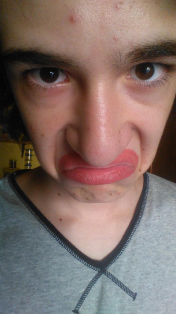 saissize's tweet photo. #imamirandamodel @MirandaSings pleaaaaaase I lub u mi kueeeeeen http://t.co/5IZzElGPa7