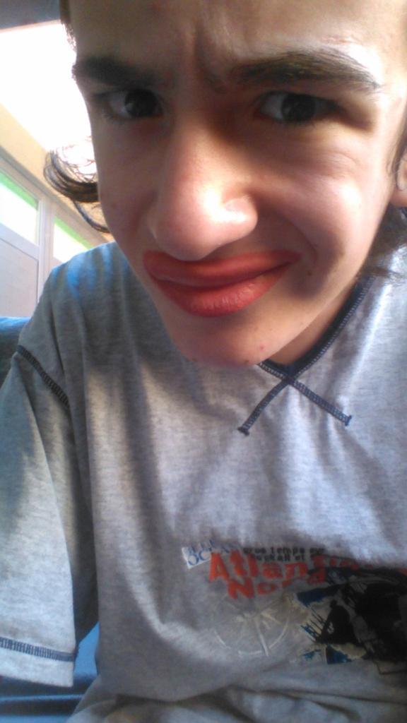 saissize's tweet photo. #imamirandamodel @MirandaSings pleaaaaaase I lub u mi kueeeeeen http://t.co/5IZzElGPa7