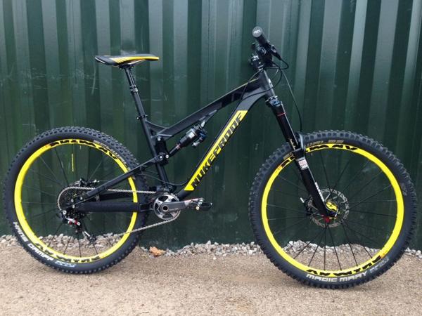 CRCMavic's tweet image. Oh hello! Check out @nigelpage @Nuke_Proof Mega AM 275  chainreactionhub.com/mtb/1704-nigel… @Mavic @SchwalbeUK @RockShox @SRAMmtb