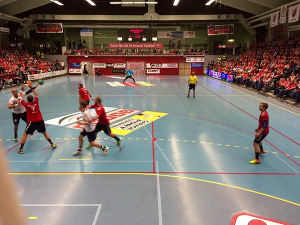 kmd32's tweet photo. First ever handboll game tonight! @eskilstunaguif put on a show 👏. What an unreal sport. #tunalife http://t.co/P8DsH72IXZ