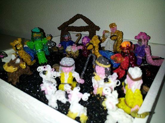 Loomania_NL's tweet photo. Jaaaaa, ik ben zo trots op mijn#loombands #kerststal! http://t.co/ly8Wme3jsS