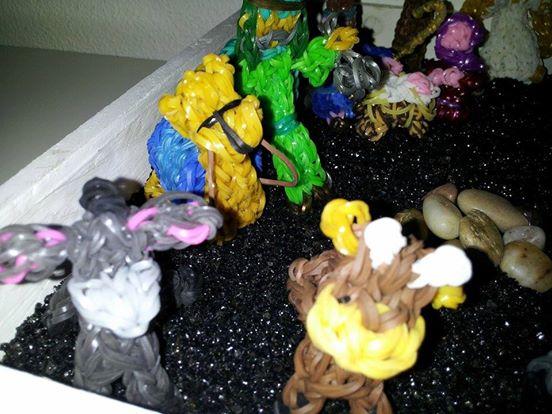 Loomania_NL's tweet photo. Jaaaaa, ik ben zo trots op mijn#loombands #kerststal! http://t.co/ly8Wme3jsS