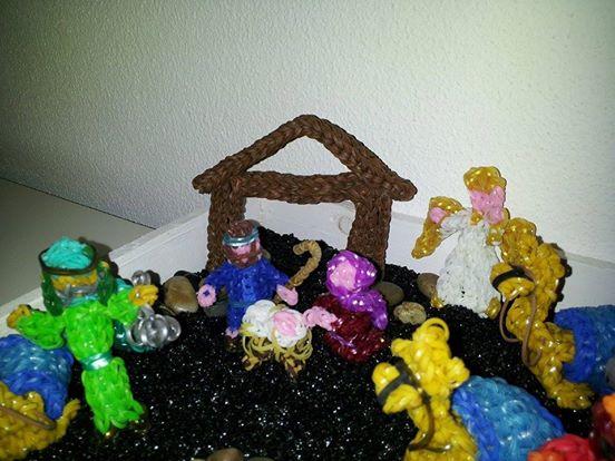 Loomania_NL's tweet photo. Jaaaaa, ik ben zo trots op mijn#loombands #kerststal! http://t.co/ly8Wme3jsS