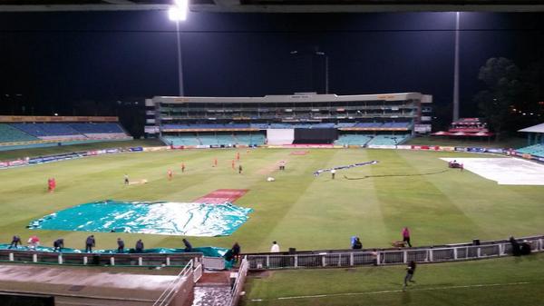 DolphinsCricket's tweet photo. Every effort being made to see more cricket this eve! #supersopper #rope #hessian #manyhandsmakelightwork http://t.co/CIqpe5hgbt