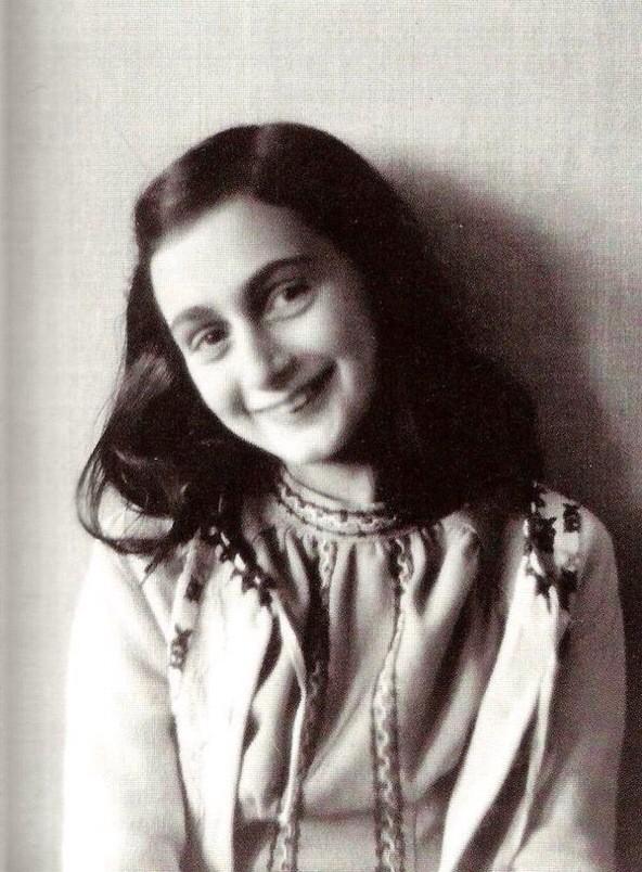 FotoHistoricaES's tweet photo. "A pesar de todo, creo que la gente es muy buena en el corazón."
-Anna Frank, 12 de junio 1929 - marzo 1945. http://t.co/Bwb8FjdDbi