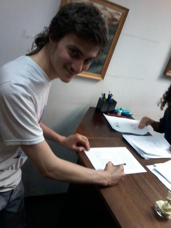 ProyectoAndando's tweet photo. #MeLaSubeMuchoQue Haya #RevisoresDeCuentas #OjoTesoreroNoTeHagasElVivo
@IgnacioAmar Poniendo la firma http://t.co/WperwrVXLs