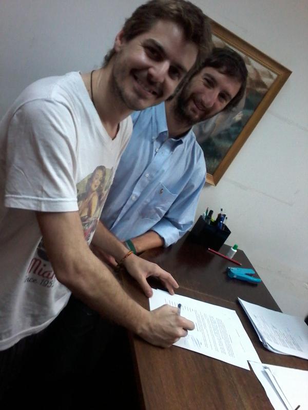 ProyectoAndando's tweet photo. Para cuidar al #Tesorero  tenemos #2RevisadoresDeCuentas 
@diegoinurra poniendola.. La firma! #ChisteRepetidoAburrido http://t.co/tpcTXDXMXo