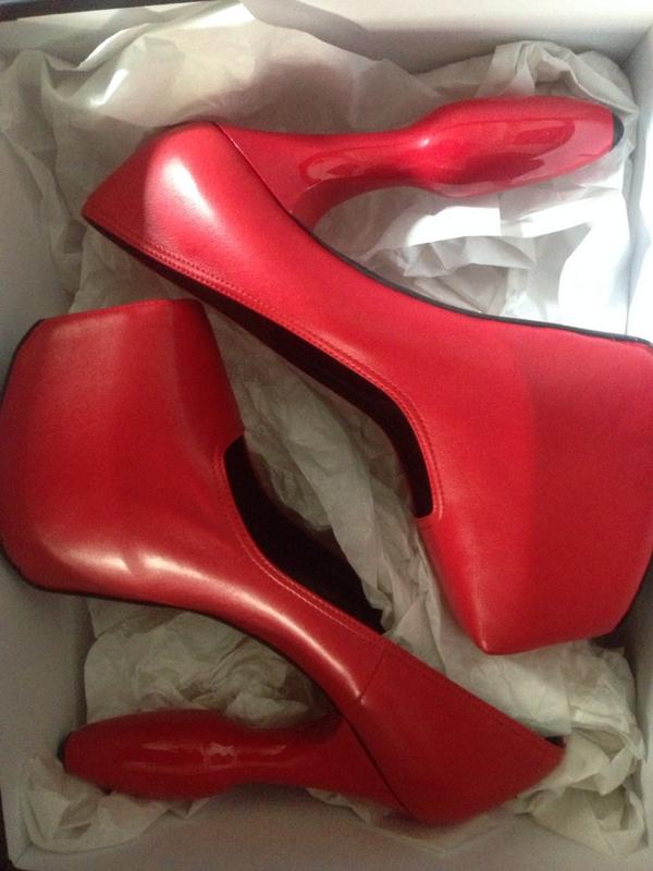 Yay the butt plug shoes hv landed in time 4 my new video, Thank you  @ainsleytshoes for express delivery 2 HK