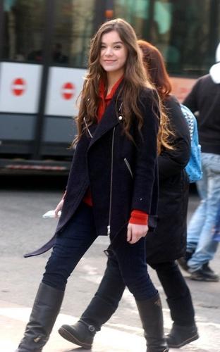 steinfram's tweet image. Some of Hailee's outfits as Zooey Renner in @3daystokill  Part 1