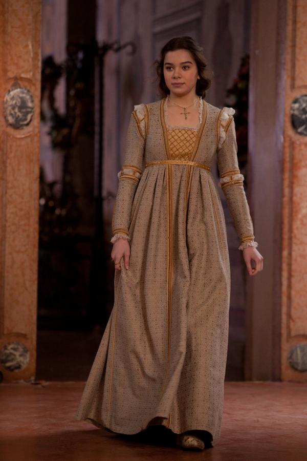steinfram's tweet image. Hailee Steinfeld's outfits as Juliet in @romeojulietfilm