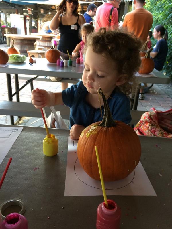 SmallCarlyFries's tweet photo. So much fun last wknd! Here's a pic from my pumpkin patch adventure w/ @PJLibrary in @JewishBroward! #pumpkinpicasso http://t.co/MFk3hJWR1D