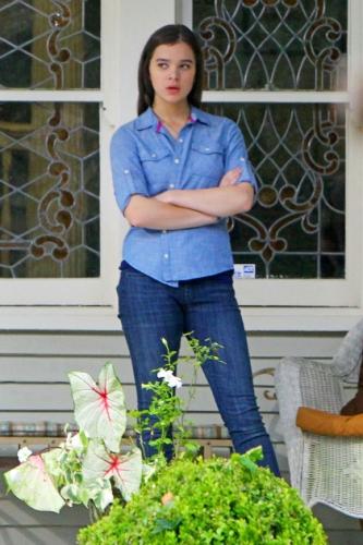 steinfram's tweet image. Hailee Steinfeld's outfits as Sabitha in Hateship, Loveship