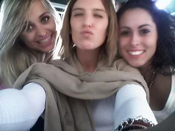 arual05__'s tweet photo. Tres en una, somos un pack. Novatadas 2014! Como siempre risas aseguradas... @Vickybluemarine @lidiamuni http://t.co/uN7M5fcgXo