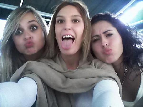 arual05__'s tweet photo. Tres en una, somos un pack. Novatadas 2014! Como siempre risas aseguradas... @Vickybluemarine @lidiamuni http://t.co/uN7M5fcgXo