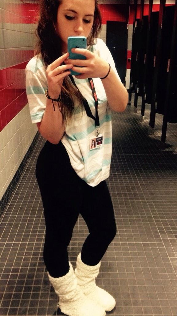 Alliegolden_'s tweet photo. Didn't care about school today✌️ http://t.co/luULgNBNHV