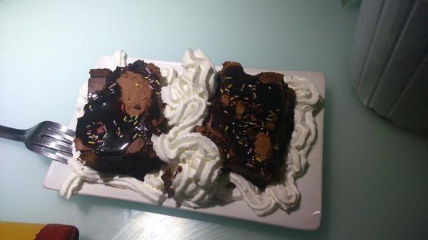 angelete853's tweet photo. Ir a tomar un kafe con @AngelLuisLeal  y que @DiegoCampanito te sorprenda con esto no tiene precio #Browni #kafelete http://t.co/elEB6MwTeB