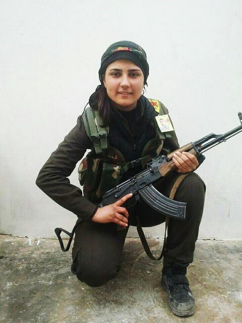 ZamFlix's tweet photo. Kurdish YPJ Fighter
Kürtçede yaşamdır
Direnen özgürlük savaşcı kadınlara selam olsun 
#PleaseHelpToKobane http://t.co/26cyt3GPNd