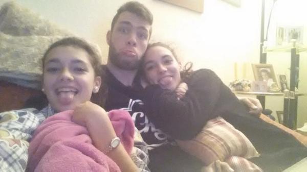 CilloMontes's tweet photo. Viendo la final de pequeños gigantes así...#PlaceresDeLaVida Con mis 2 gigantes :)♡♡♡♡ http://t.co/HATfWGFFDQ