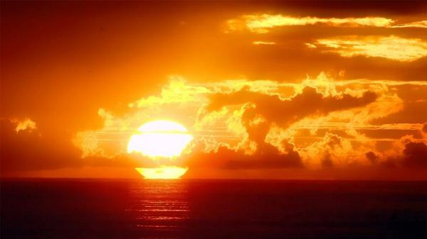 ElMejorRock's tweet photo. Seguir la trayectoria que llevan las nubes, volver por la mañana igual que sale el sol. http://t.co/vnMs03BQDf