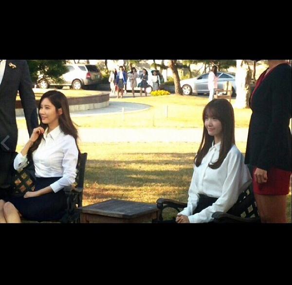 [PIC][15-10-2014]YoonA và SeoHyun xuất hiện tại Đại học Dongguk để chụp ảnh tốt nghiệp vào chiều nay B0BYks_CMAAUh4D