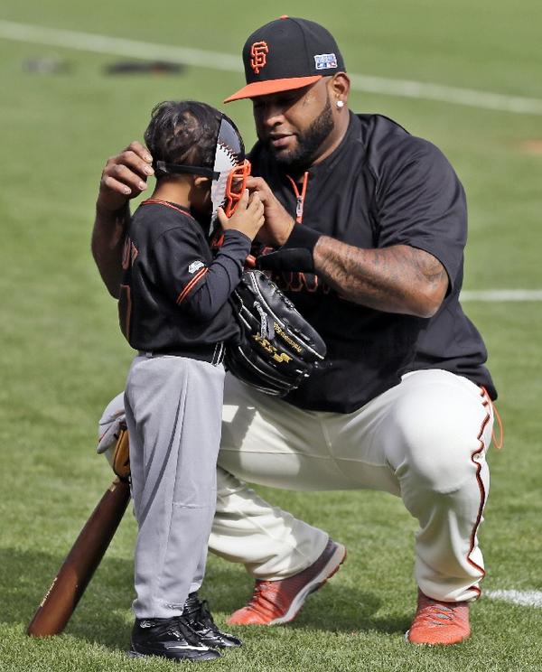 mvpbeisblog's tweet photo. Éxtasis en Kansas City y, mientras tanto en San Francisco... #MVPanda juega con Gregor Blanco Jr. #SFGiants http://t.co/NFOeoJMXTX