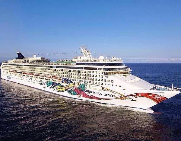Mario_Galeas's tweet photo. Norwegian Jewel cruise was the 1st cruise stop ever in @BananaCoast in Trujillo, #Honduras today.

#VisitHONDURAS http://t.co/bMmJf0OR2l