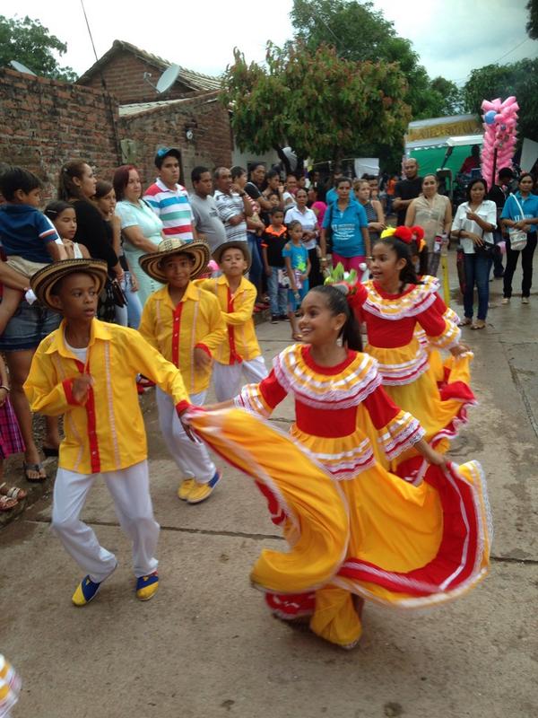 VillanuevaGuaj's tweet photo. Desfile de inauguración del festival @CunaDeacordeon  http://t.co/7lbz2R5zIS