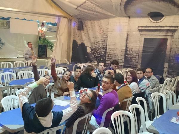 casetacarnavalj's tweet photo. Nuestros amigos de @Chirigotapitufo cenando en la caseta. Recordamos que cantan aquí el viernes a las 20:30!! http://t.co/sA5o6KgrsL