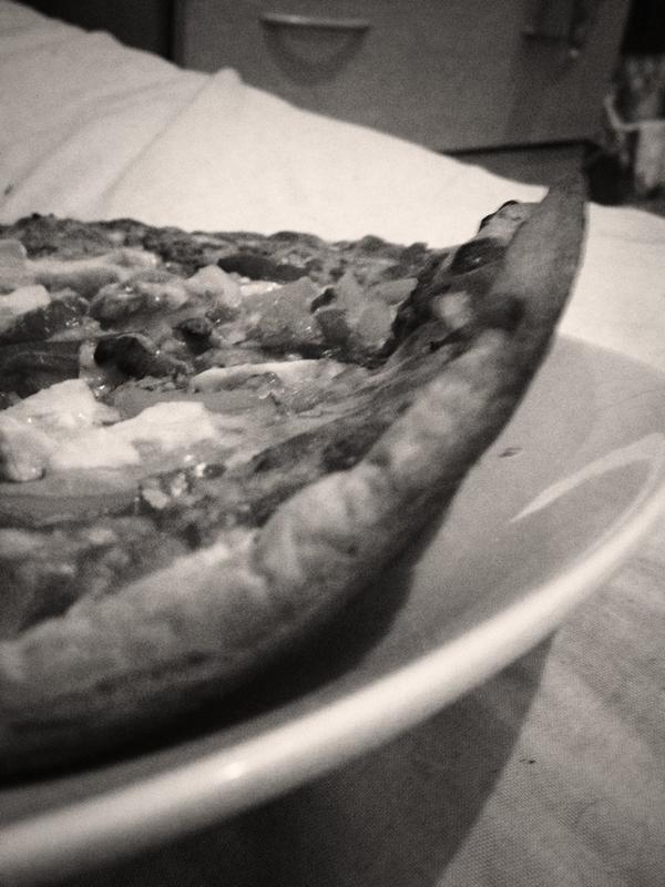 rebeyonce's tweet photo. @sainsburys can you explain this almost right angle in my pizza? http://t.co/pjUYPMvEN7