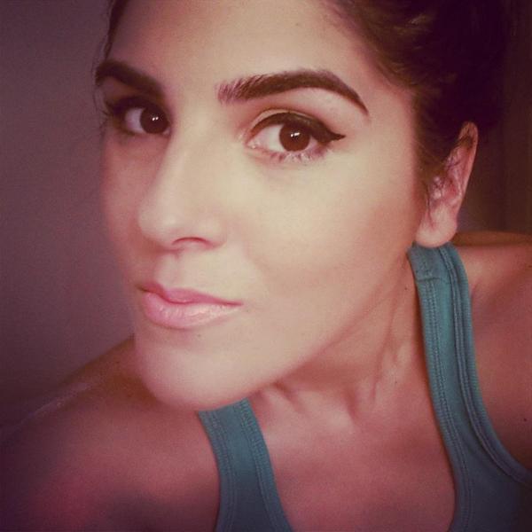 ElviaBustavino's tweet photo. Hoy me pase x @Dlashbar y quede encantada con mi diseño de cejas! Gracias mil bellas! ☆ http://t.co/Z63SBlO4Qm