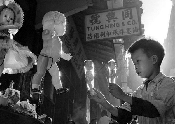 CreativeWisdom_'s tweet photo. From ���Hong Kong Yesterday” photobook, 1950s-1960s by Fan Ho #streetphotography #blackandwhitephotography http://t.co/4DK7PBaHZA