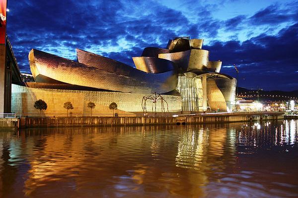 Is that the latest @Navantia prototype frigate? Nope, that's rather the <a href="/MuseoGuggenheim/">Guggenheim Bilbao</a> in #Bilbao #euskadi