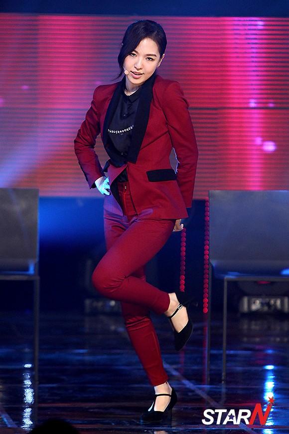 RedVelvetGlobal's tweet photo. [NEWS PHOTO] 141015 레드벨벳 Red Velvet #BeNatural 웬디 WENDY @ 쇼 챔피언 Show Champion [2P]

cr. MBN Star, Star N http://t.co/qNoGL7GQ4d