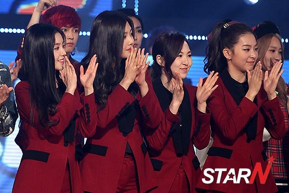 RedVelvetGlobal's tweet photo. [NEWS PHOTO] 141015 레드벨벳 Red Velvet #BeNatural @ 쇼 챔피언 Show Champion [4P]

cr. Star N http://t.co/ONLi0JnxMk