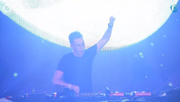 col_edm's tweet photo. @nickyromero en VIVO desde #ADE14 proximo artista en @col_edm #colombiaEDM #Toulouse #callnicky #nickyromero http://t.co/L8BQKrKwfn