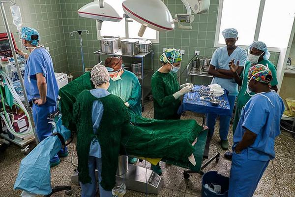 URGENTE!! La <a href="/FundacionNed/">Fundacion NED</a> necesita reunir 30.000€ para un equipo de oxígeno para seguir operando en Zanzibar.RT!!!