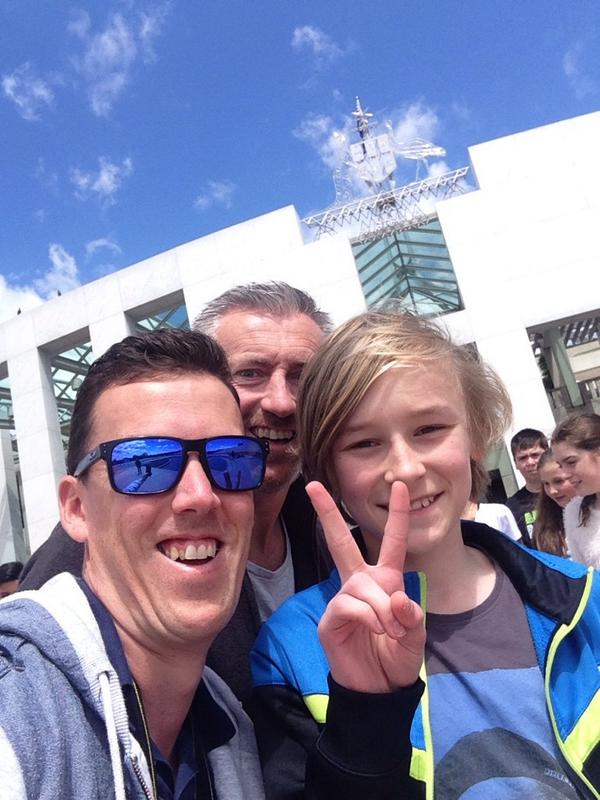 SJSyr62014's tweet photo. Year 6 outside #ParliamentHouse #selfie http://t.co/jQyzOqb8zu