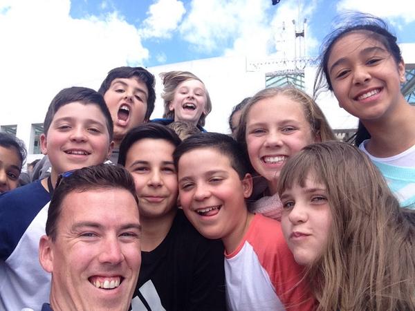 SJSyr62014's tweet photo. Year 6 outside #ParliamentHouse #selfie http://t.co/jQyzOqb8zu