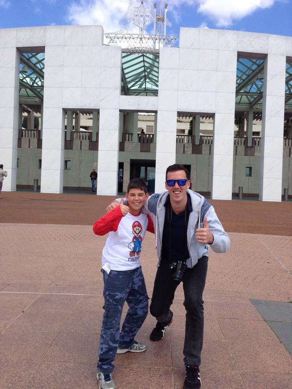 SJSyr62014's tweet photo. Year 6 outside #ParliamentHouse #selfie http://t.co/jQyzOqb8zu