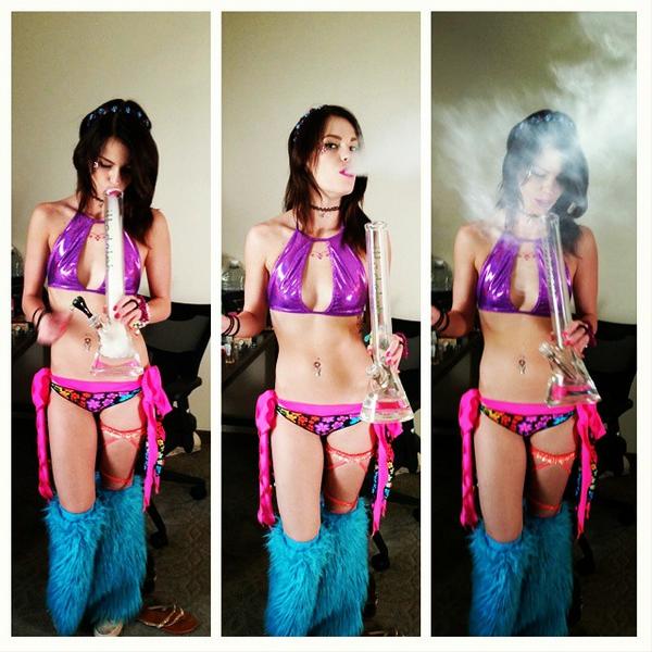 GanjaGirls's tweet photo. ~ @ogrylee http://t.co/BAOzX61ZhU day two #nocturalwonderland #ravergirl #skankpatrol #trippyhippy #highas... http://t.co/zJcxY7JHqQ