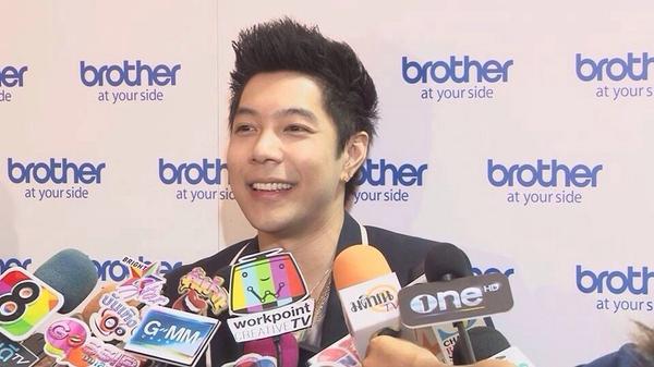 Workpoint_Ent's tweet photo. "ก้อง การุณ" ไม่แคร์ โดนติ่งเกาหลีโจมตีว่าขี้อวด เพราะเป็นเพื่อน "แจจุง" มานานแล้ว "แจจุง" ยังส่งแมสเซจมาขอโทษแทนติ่ง http://t.co/dIc0ZNPfY2